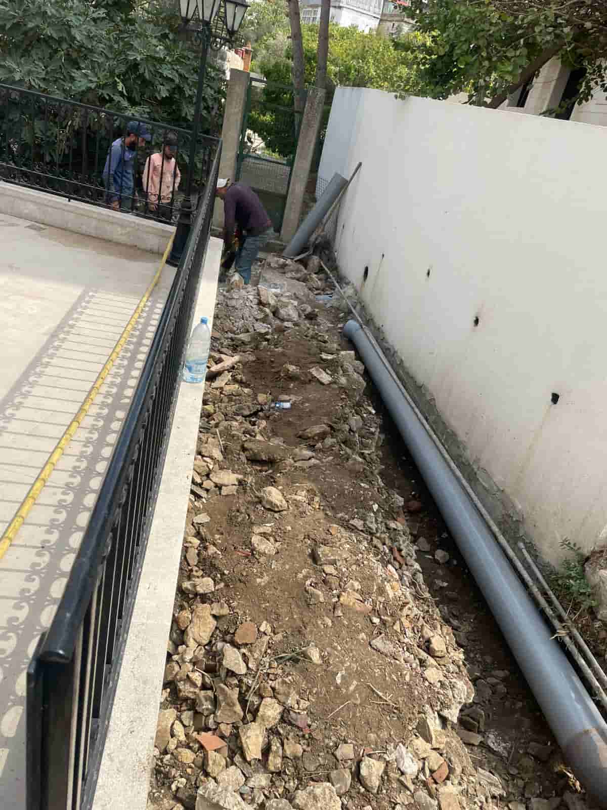 حفر واستحداث قناة مياه ودرج حي الزيري طريق مار ساسين