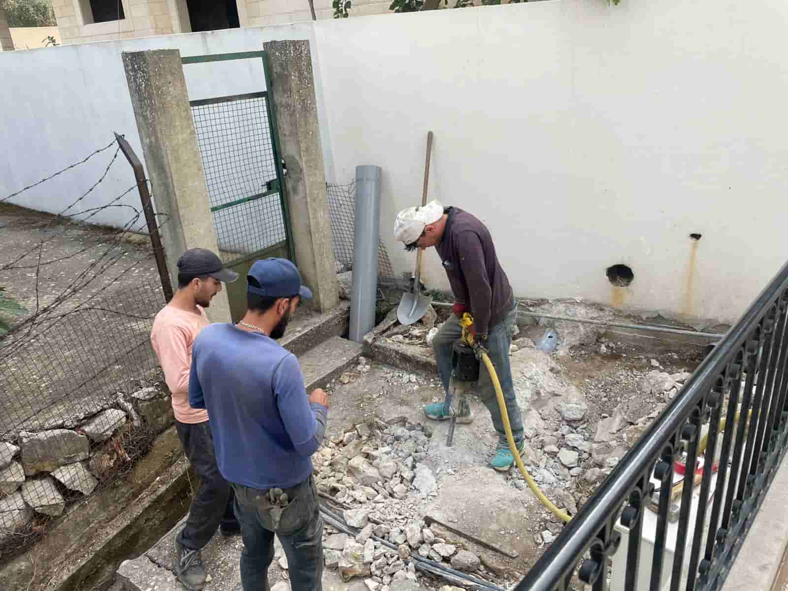 حفر واستحداث قناة مياه ودرج حي الزيري طريق مار ساسين