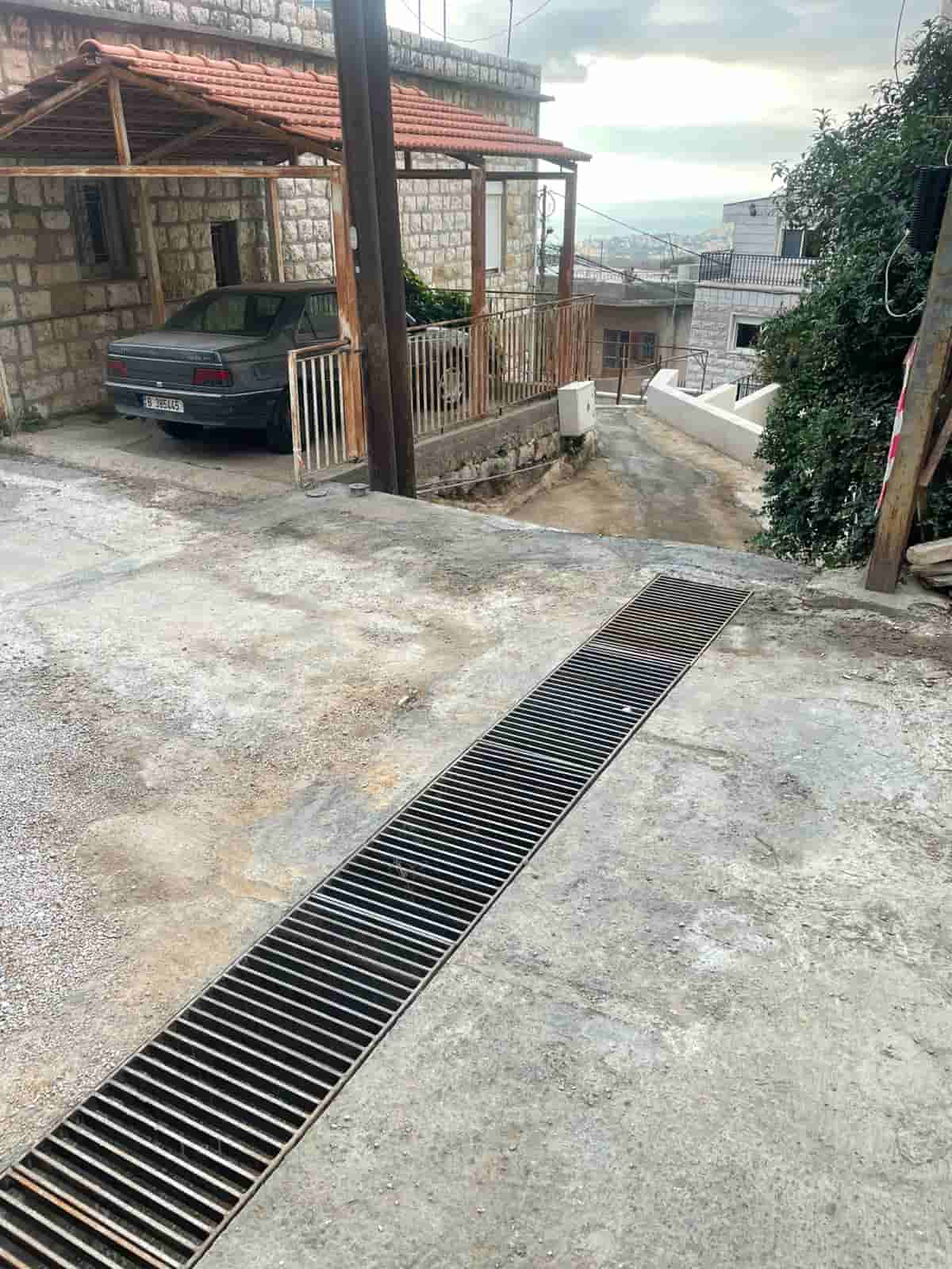 حفر واستحداث قناة مياه ودرج حي الزيري طريق مار ساسين